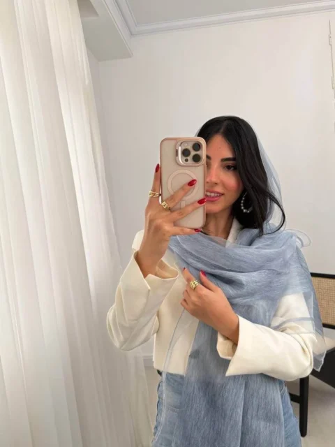 شال لبه تور رنگ آبی روشن
