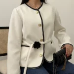کت تک زنانه سفید دکمه طلایی از مزون بنیکو
