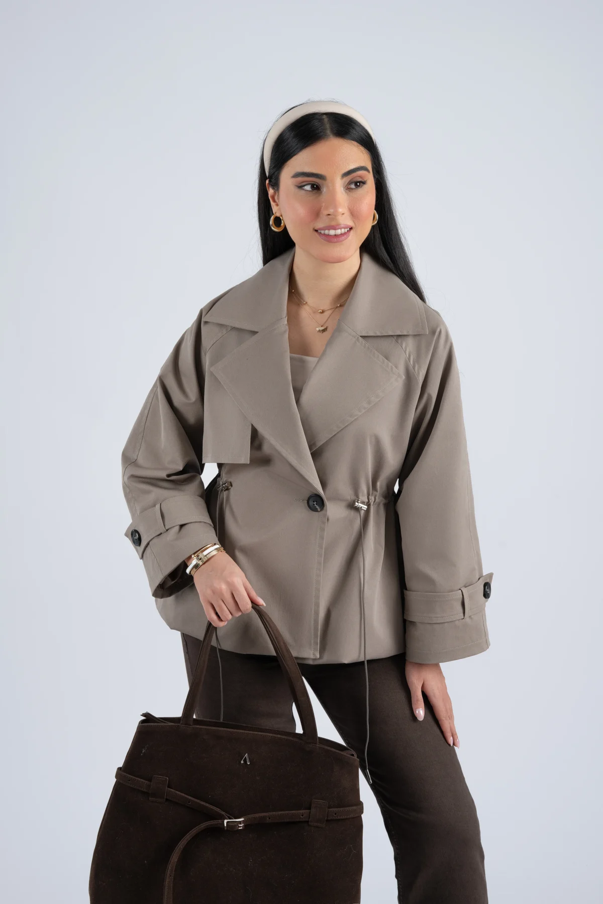 خرید ترنچ کت کوتاه زنانه رنگ خاکی از مزون بنیکو
