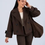 خرید بارونی کوتاه زنانه مدل Fifi رنگ قهوه ای از مزون بنیکو